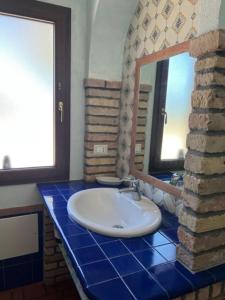 een badkamer met een wastafel en een spiegel bij Orosei RE - Villa Samuela a 50 m dal mare in Orosei
