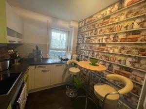 a kitchen with a counter and a table and chairs at Möblierte Wohnung für Geschäftsreisen/Ferienwohnung Plauen Stadtmitte in Plauen +5 photos