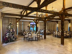 ブライラにあるHotel Maraのクリスマスツリーのあるダイニングルーム、テーブルと椅子