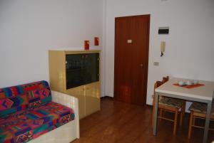A seating area at Homely flat few minutes from the beach - Beahost