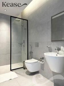 La salle de bains est pourvue d'un lavabo, de toilettes et d'une douche. dans l'établissement Kease Hittin A-5 Latest Development Balcony AG88, à Riyad