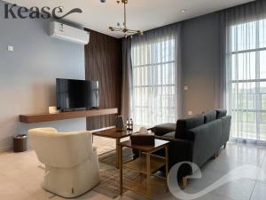 - un salon avec un canapé et une télévision dans l'établissement Kease Hittin A-5 Latest Development Balcony AG88, à Riyad