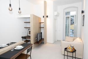een witte woonkamer met een bank en een tafel bij Rosselli 74 by Arbaspàa in La Spezia