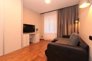 Televízia a/alebo spoločenská miestnosť v ubytovaní Apartament Jagiełły