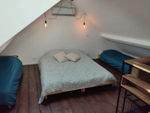 1 dormitorio con 1 cama con 2 almohadas en La petite Madeleine Paisible - Contemporain - 2Ch, en La Madeleine