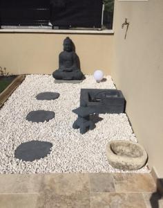 une salle de méditation avec méditation japonaise dans l'établissement Maison Allies 4p private pool, à Robion