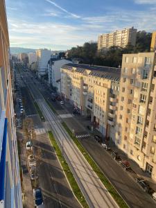 Fotografia z galérie ubytovania Bergson Top - Appart 80m2, 2 grandes chambres, entièrement rénovée et équipée, lumineux, WIFI, balcon, calme, vue imprenable v destinácii Saint-Étienne