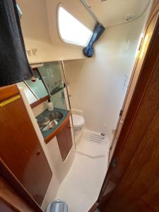 un piccolo bagno con lavandino e servizi igienici di Precioso velero en Badalona de 3 camarotes a Badalona