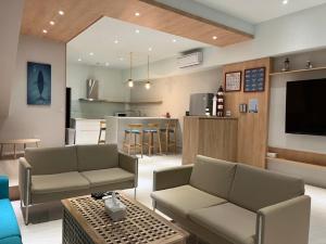 un soggiorno con due divani e una TV di 安平包棟Villa - 燈塔 a Tainan