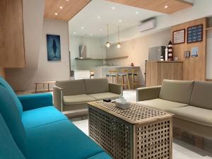 un soggiorno con due divani e un tavolo di 安平包棟Villa - 燈塔 a Tainan