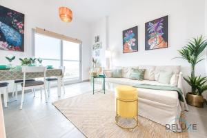 Posezení v ubytování Vibrant 1BR in Bella Rose Al Barsha South by Deluxe Holiday Homes