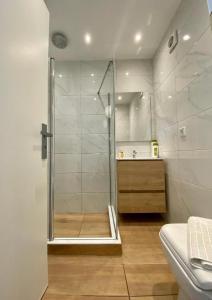 A bathroom at Mosaikon Guesthouses #Nikiou Str