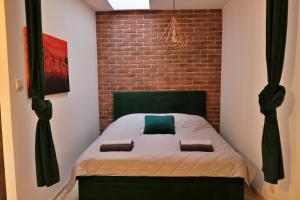 Ένα ή περισσότερα κρεβάτια σε δωμάτιο στο Apartament w samym centrum Jeleniej Góry