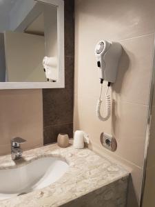 サンタニェッロにあるYourHome - Casa Aristideのバスルーム(洗面台付)、壁掛け電話