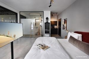 Postel nebo postele na pokoji v ubytování Y HOUSE SUITES
