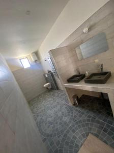 - Baño con lavamanos y 2 lavabos en Le Ngapatel Bungalow Thaï, en Ngaparou