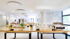 a restaurant with a table with shoes on it at Gartenhotel Altmannsdorf in Vienna