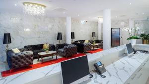 eine Lobby mit Sofas und einem Telefon in einem Zimmer in der Unterkunft Gartenhotel Altmannsdorf in Wien