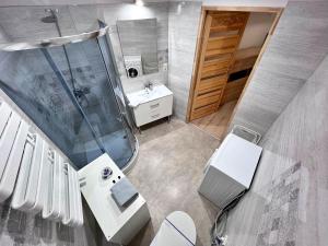 Ένα μπάνιο στο Apartament w samym centrum Jeleniej Góry +50 φωτογραφίες