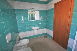 A bathroom at SHR Badesi Még 37 kép