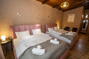 Postel nebo postele na pokoji v ubytování Hotel Old Tbilisi 5 rooms