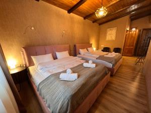 Dos camas en una habitación con toallas. en Hotel Old Tbilisi 5 rooms en Tiflis