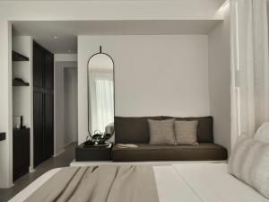 - un salon avec un canapé et un miroir dans l'établissement Ezio Bo Luxury Living, à Mykonos
