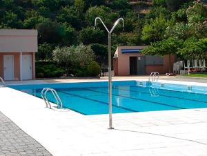 una piscina con un poste de luz al lado en Cal Porxo del Priorat en Pradell
