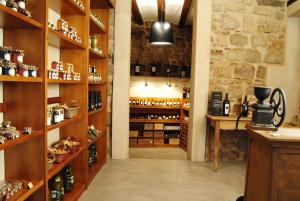 bodega con estanterías de madera y habitación con botellas de vino en Cal Porxo del Priorat en Pradell