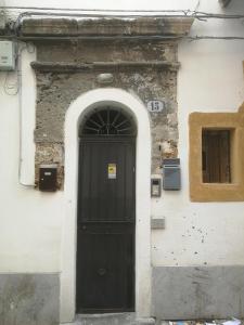 uma porta preta no lado de um edifício em atocà3 casa vacanze, self check in - vedi anche atocà1 e atocà2 em Palermo