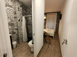 a small bathroom with a toilet and a sink at Pequeño Alojamiento con Mini Piscina - NO climatizada in Valencia +46 photos
