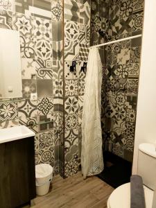 a bathroom with a shower with a toilet and tiles at Pequeño Alojamiento con Mini Piscina - NO climatizada in Valencia