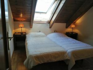 1 dormitorio con 2 camas en una habitación con ventana en Dúplex con moderna y amplia cocina Erta 6, en Pla de l'Ermita