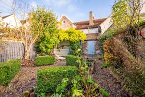 3 Lower Falkland Cottage Long Melford في سودبيري: حديقة امام المنزل