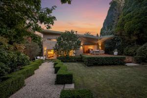 Κήπος έξω από το Piano House