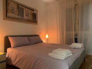 a bedroom with a bed with towels on it at Apartment Villa valmarana De Toni in Creazzo