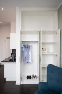 Un armario con una silla azul en una habitación en apartmenthaus international, en Múnich