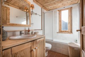 a bathroom with a sink and a toilet and a window at Casa Bosque by Totiaran in Naut Aran