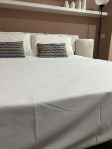 duże białe łóżko z 2 poduszkami w obiekcie Dalì Home w Katanii +3 zdjęcia