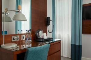 Kuchyň nebo kuchyňský kout v ubytování Seraphine Hammersmith Hotel