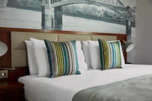Postel nebo postele na pokoji v ubytování Seraphine Hammersmith Hotel