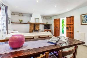 ein großes Schlafzimmer mit einem Bett und einem Tisch mit einem sidx sidx in der Unterkunft Can Font Roig in Pollença