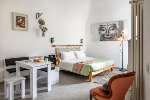 een slaapkamer met een bed, een tafel en een stoel bij Centro e Spiaggia ardesia in Anguillara Sabazia
