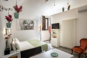 een hotelkamer met een bed en een tafel bij Centro e Spiaggia ardesia in Anguillara Sabazia