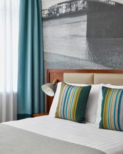 Postel nebo postele na pokoji v ubytování Seraphine Hammersmith Hotel
