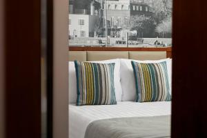 Postel nebo postele na pokoji v ubytování Seraphine Hammersmith Hotel
