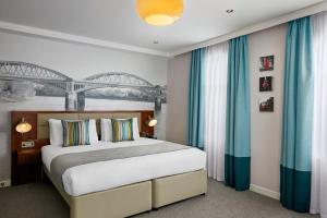 Postel nebo postele na pokoji v ubytování Seraphine Hammersmith Hotel