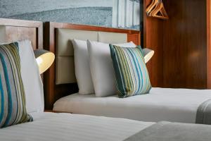 Postel nebo postele na pokoji v ubytování Seraphine Hammersmith Hotel
