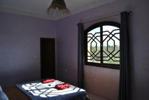 A bed or beds in a room at Guest House Qodwa
