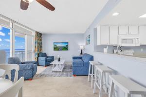 Η κουζίνα ή μικρή κουζίνα στο Stunning Oceanfront Views w Pool - Atlantica Towers Condo